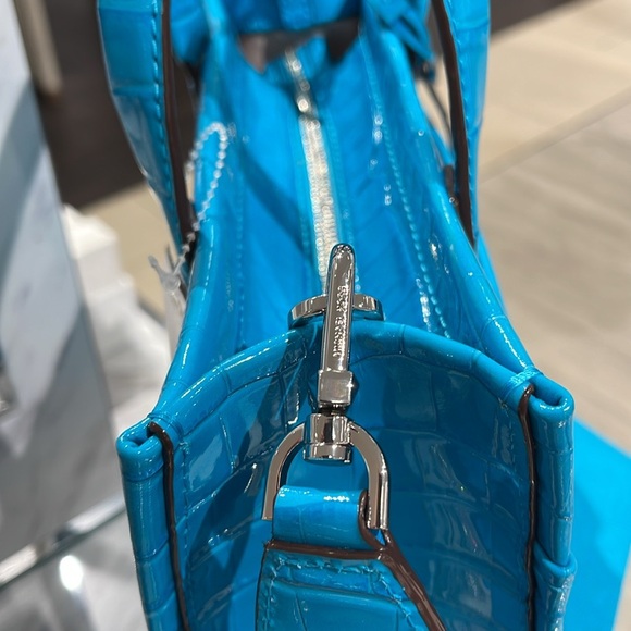 Michael Kors Gigi Small Crocodile Embossed
Leather Messenger Bag
SANTORINI BLUE - Picture 14 of 16